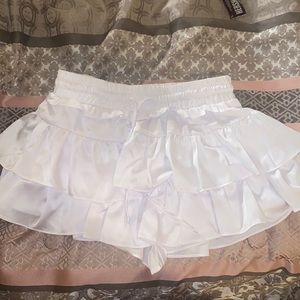 American Threads beautiful white skirt NEVER WORN has TAG ON IT